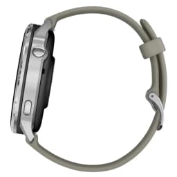 Lateral do Garmin Venu 4 de 45 mm em prata com bracelete em silicone cinzento, caixa metálica, bisel polido e botões laterais; fivela ajustável elegante