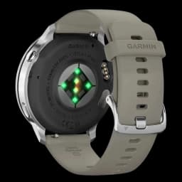 Relógio inteligente Garmin Venu 4 de 45 mm em prata com bracelete de silicone cinzento, fivela metálica e sensores óticos traseiros; inclui lanterna LED integrada