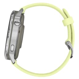 Relógio Garmin Venu 4 45 mm prateado com caixa metálica fina e coroa lateral, bracelete de silicone amarela com fivela, design moderno e desportivo