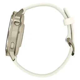 Perfil lateral do Garmin Venu 4 41 mm em dourado, caixa metálica fina, botão lateral, bracelete de silicone branca com fivela metálica, design elegante