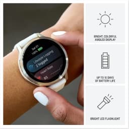 Garmin Venu 4 41 mm dourado com bracelete de silicone branca, ecrã AMOLED de 1,2 polegadas, moldura metálica, interface a cores e lanterna LED brilhante