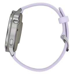 Garmin Venu 4 41 mm prateado com bracelete de silicone lilás, lateral com caixa metálica, botões físicos e fivela clássica, design elegante e leve
