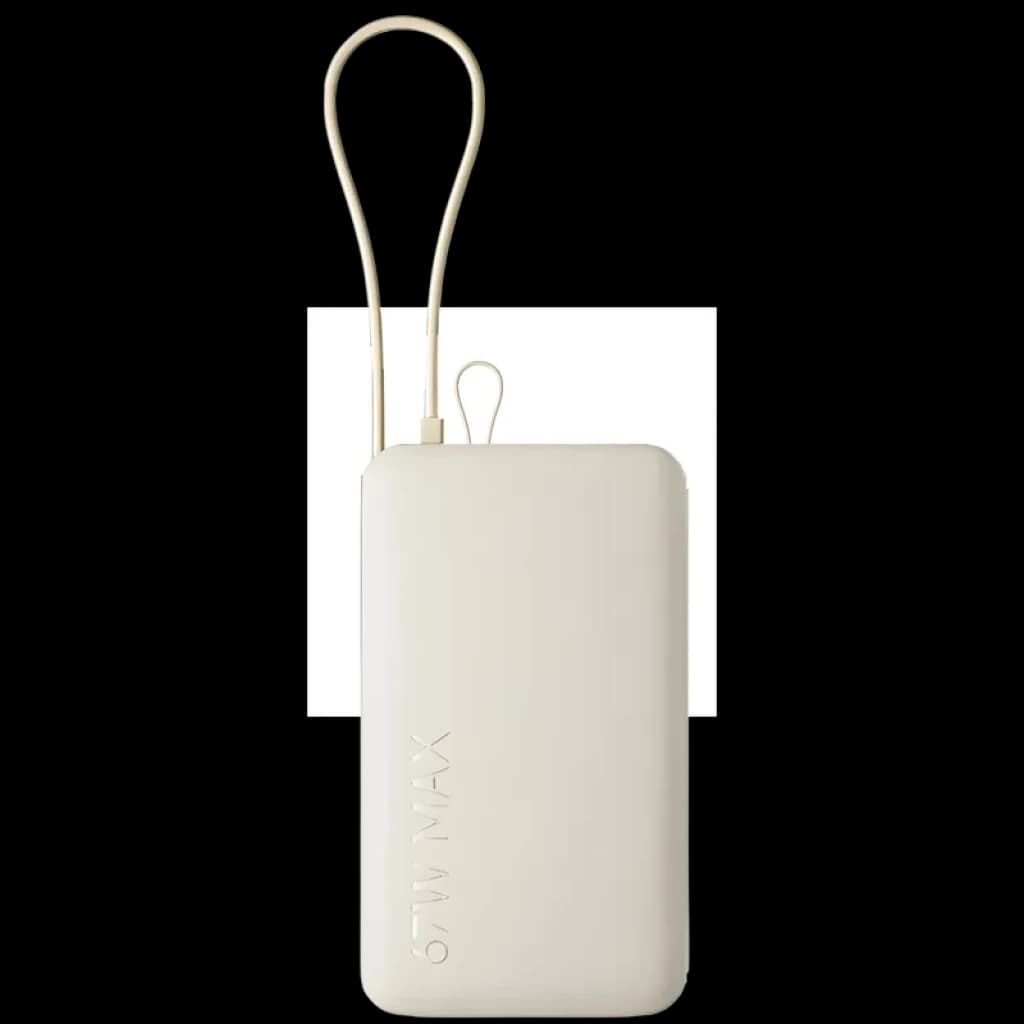 Power bank bege compacto com cabo integrado, ecrã numérico e acabamento liso; logótipo Xiaomi lateral em relevo; design minimalista e portátil