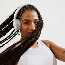 Casque JBL Tune 680NC Beige supra-auriculaire sans fil, design épuré, coussinets rembourrés, arceau ajustable, commandes latérales, finition mate élégante