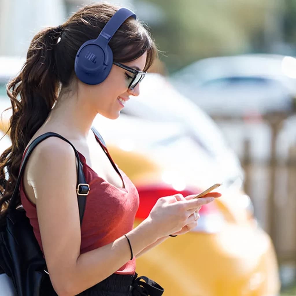 JBL Tune 780NC Branco com design over-ear elegante, conchas acolchadas e arco ajustável; estilo urbano, portátil e ideal para uso diário na rua