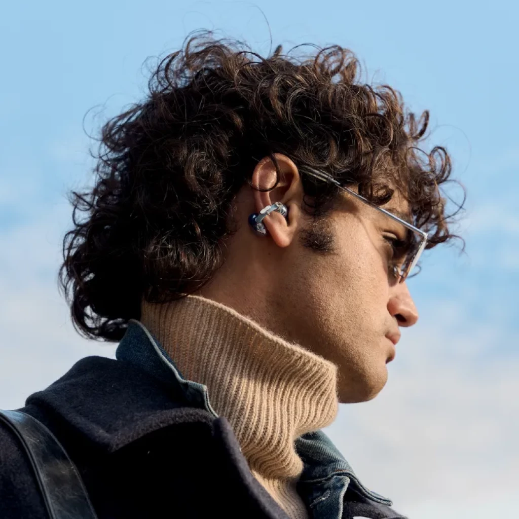 Huawei FreeClip 2 Auriculares Bluetooth con diseño open-ear en color azul, cápsulas metálicas brillantes y estuche compacto texturizado a juego - Ítem5