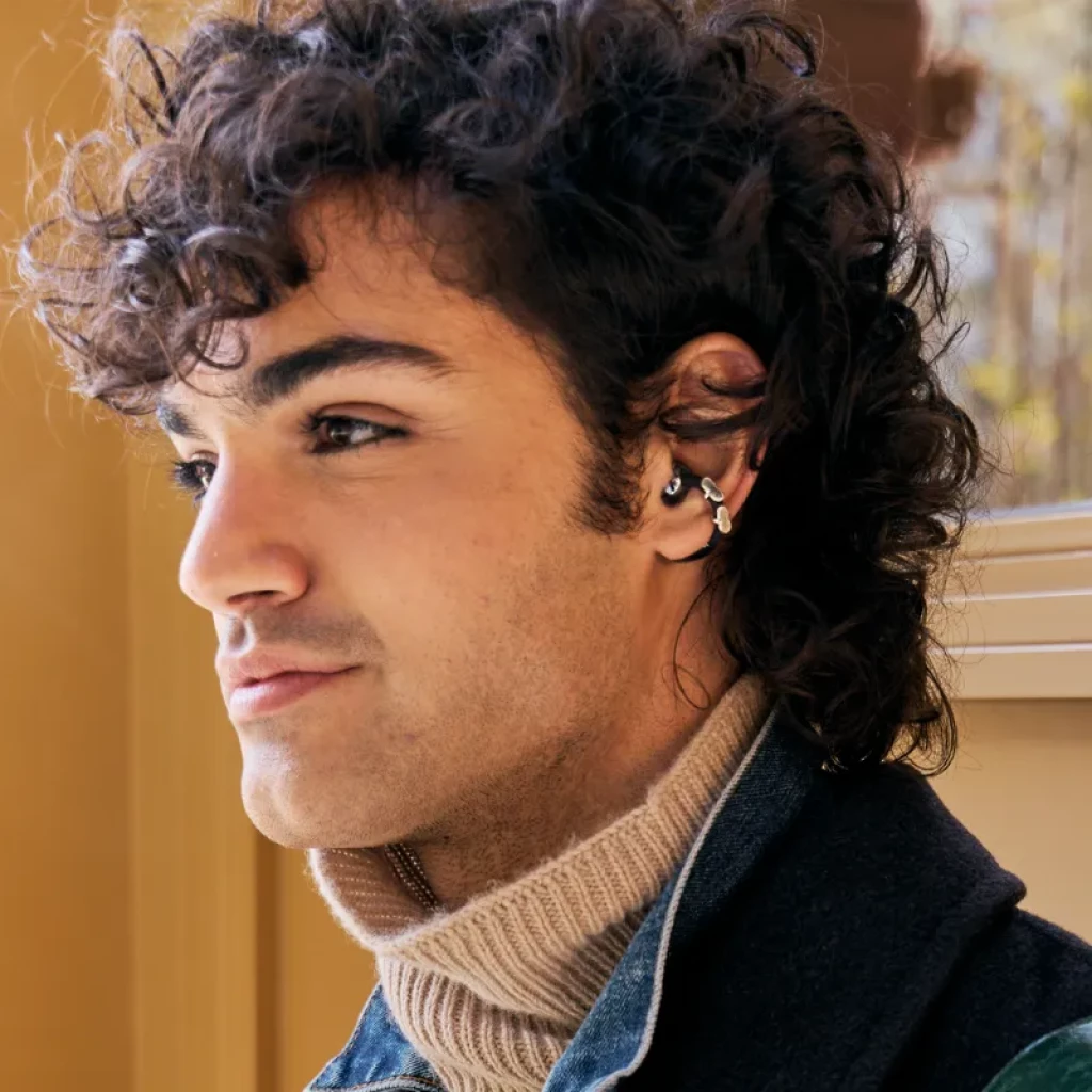 Huawei FreeClip 2 Auriculares Bluetooth con diseño open-ear en color negro, cápsulas metálicas brillantes y estuche compacto texturizado a juego - Ítem5