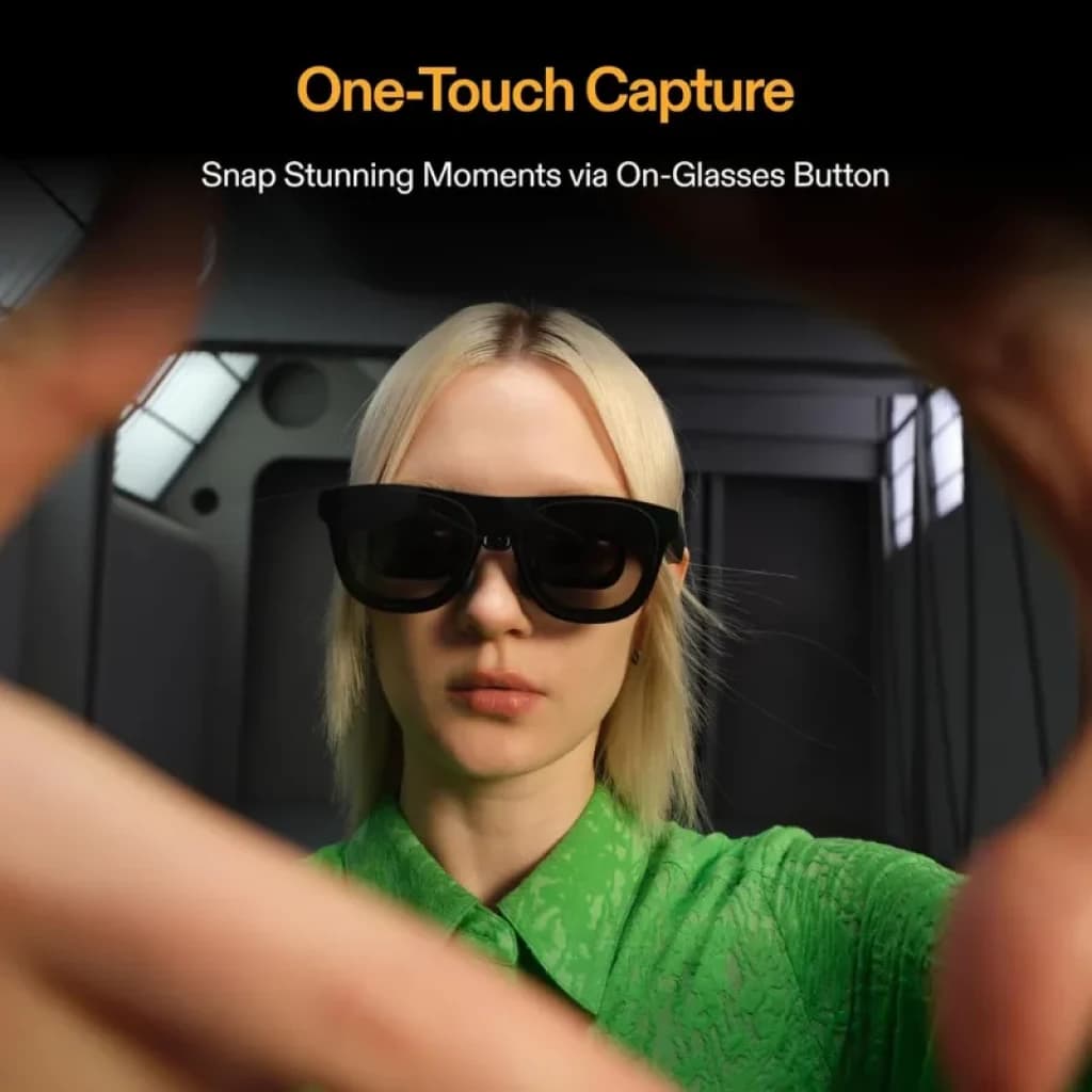 Caméra pour lunettes AR avec bouton sur la monture, capture tactile, design noir minimaliste et larges lentilles dans un cadre robuste