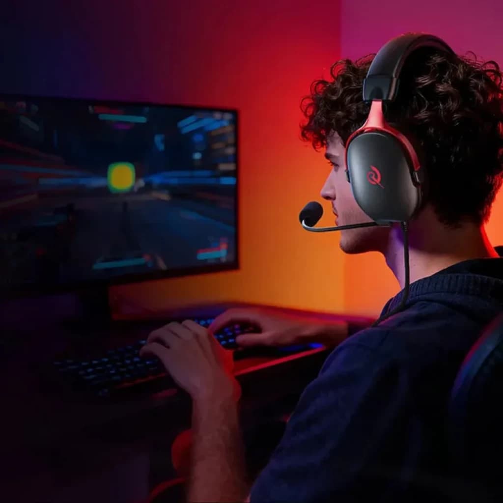 Casque gaming QCY Heroad VN200 avec micro flexible, arceau rembourré et oreillettes fermées noires et rouges, éclairage RGB, connexion USB A