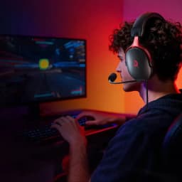 Casque gaming QCY Heroad VN200 avec micro flexible, arceau rembourré et oreillettes fermées noires et rouges, éclairage RGB, connexion USB A