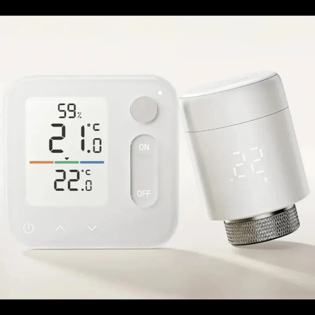 Switchbot Home Air Conditioning Panel con pantalla LCD que muestra humedad y temperatura, botones ON/OFF, controles táctiles y válvula termostática blanca