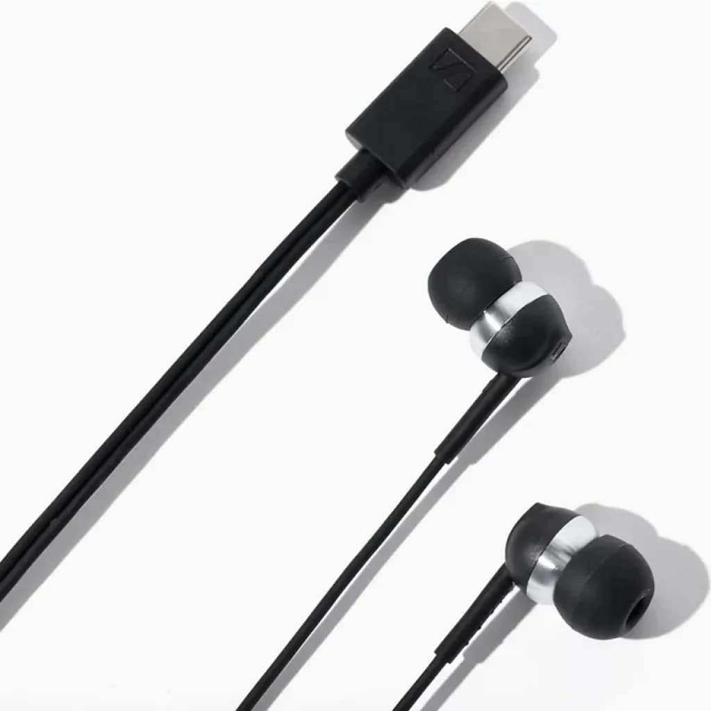 Sennheiser CX 80U auriculares in-ear negros con detalles plateados, almohadillas de silicona y cable fino con conector USB-C; diseño compacto y elegante