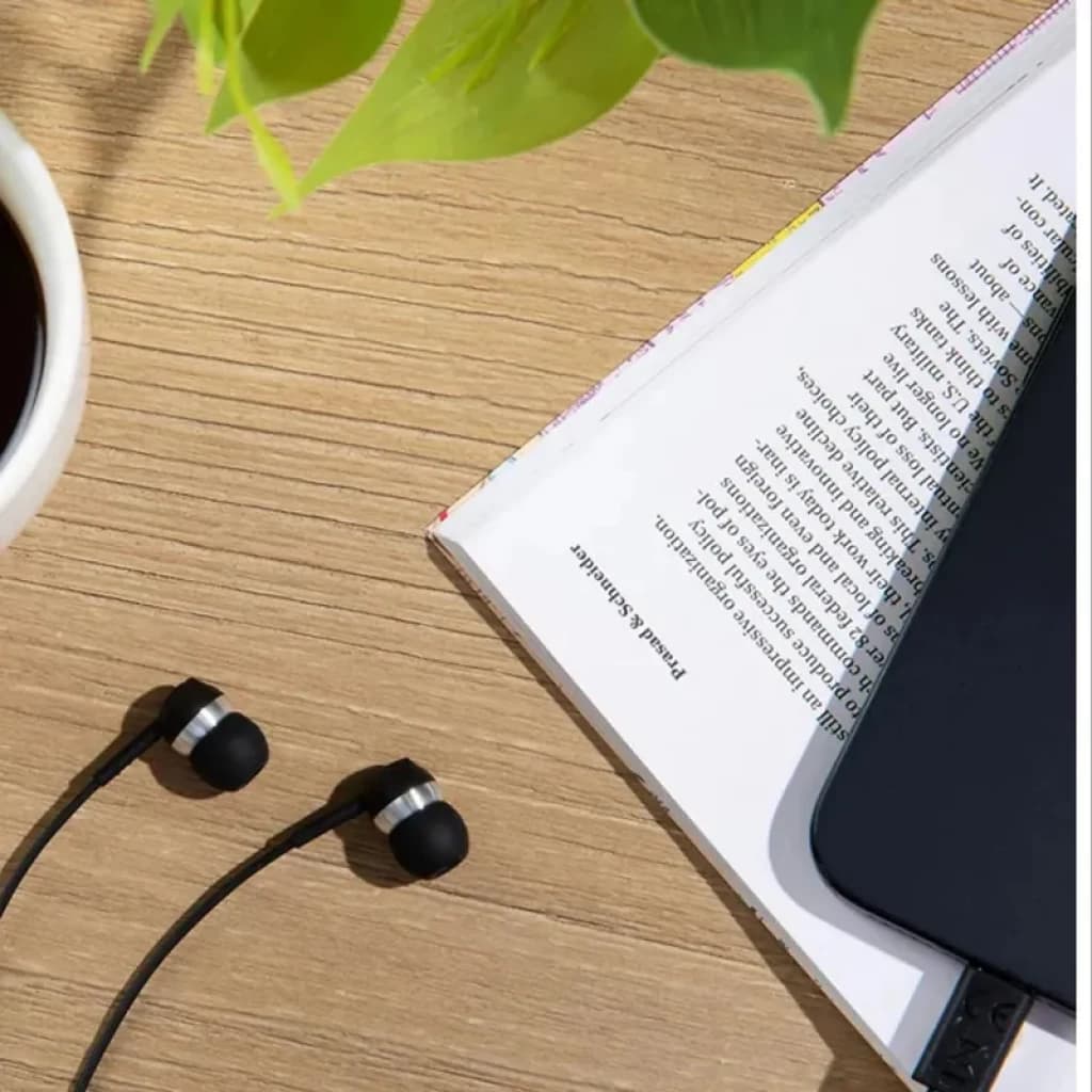 Sennheiser CX 80U: auriculares in-ear negros con almohadillas de silicona, aro metálico plateado y cable fino USB-C, diseño compacto y elegante