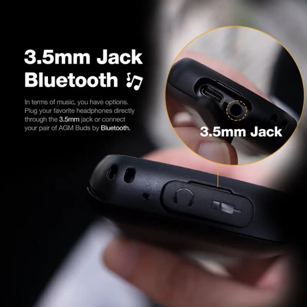 Connecteur 3,5 mm et port USB sur le téléphone résistant AGM M9 ; gros plan sur la prise casque, compatible Bluetooth et design robuste noir