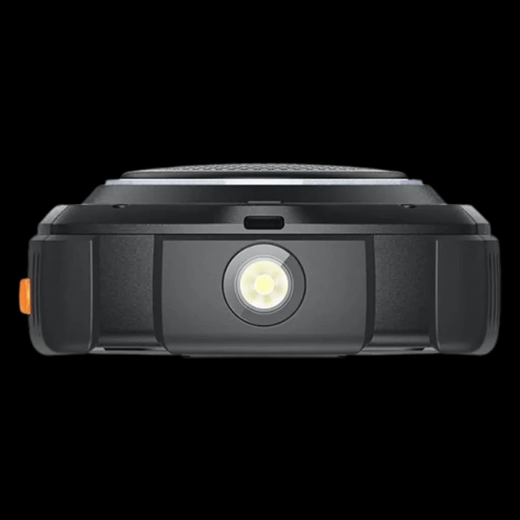 Parte inferior del AGM M6: linterna LED central, puerto de carga y carcasa robusta negra con botón lateral naranja, diseño resistente y compacto