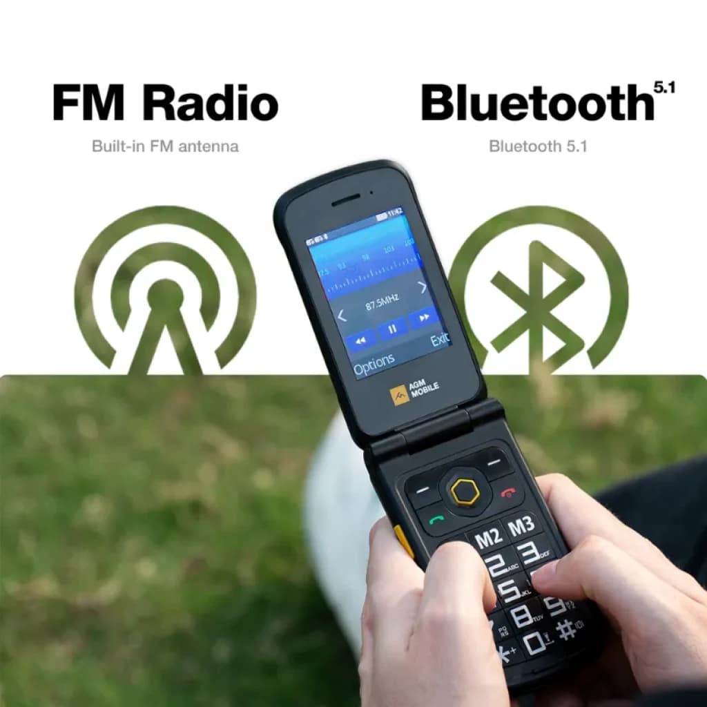 Teléfono plegable AGM M8 con pantalla de 2,8 pulgadas, teclas grandes M1-M3, botón SOS y altavoz frontal; muestra radio FM y Bluetooth 5.1 en uso