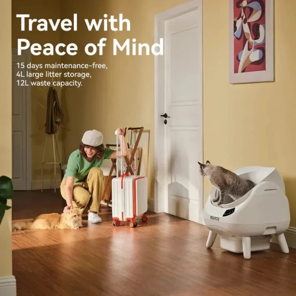Arenero autolimpiable blanco con tapa abierta, diseño compacto y moderno, base elevada y apertura amplia; control WiFi, ideal para hogares con gatos