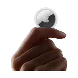 Apple AirTag 2e génération en gros plan, disque rond blanc et argent avec logo Apple, bord lisse, format compact tenu entre deux doigts, finition brillante