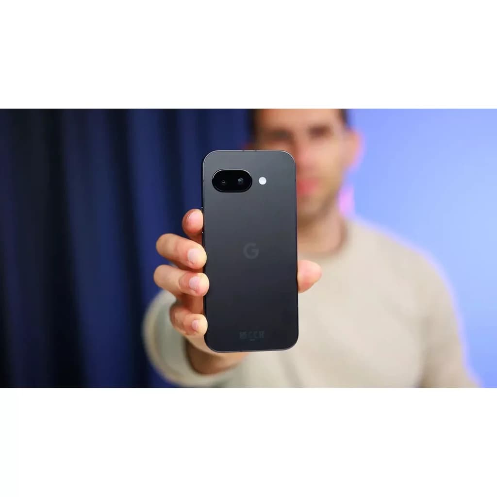 Dos du Google Pixel 10a obsidienne, finition mate, module photo horizontal avec double capteur 48 MP et flash à gauche, logo G central, bords arrondis