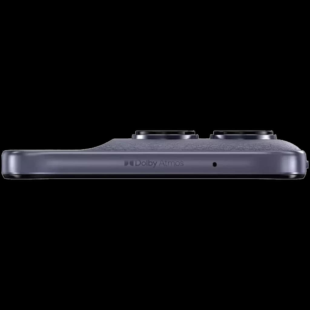Lateral do Motorola Moto G67 5G em Artic Seal, perfil fino com módulo de câmeras duplas saliente e detalhe Dolby Atmos gravado na carcaça
