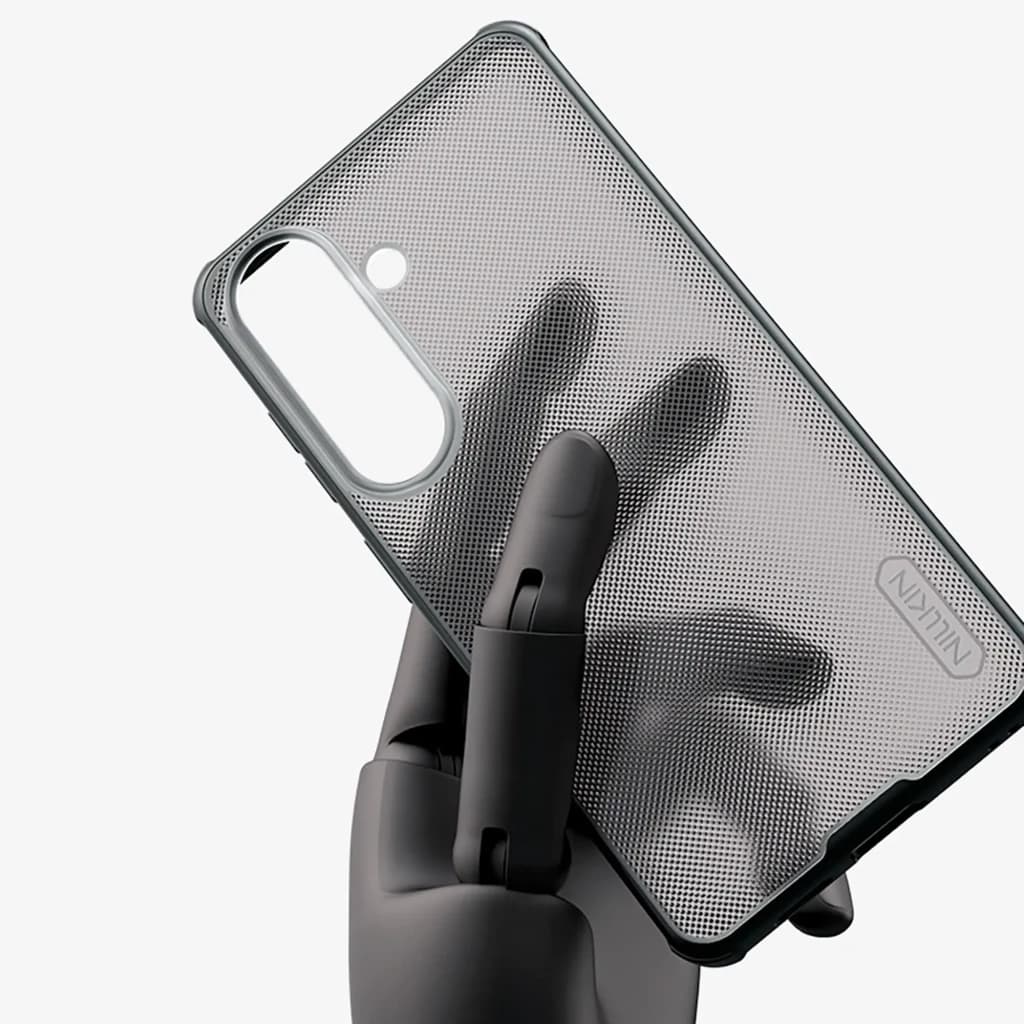 Capa Nillkin Super Frosted Shield Pro para Samsung Galaxy S26+ em preto translúcido, textura antiderrapante, recortes precisos e bordas reforçadas