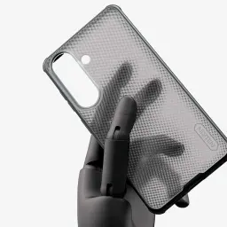 Capa Nillkin Super Frosted Shield Pro para Samsung Galaxy S26+ em preto translúcido, textura antiderrapante, recortes precisos e bordas reforçadas