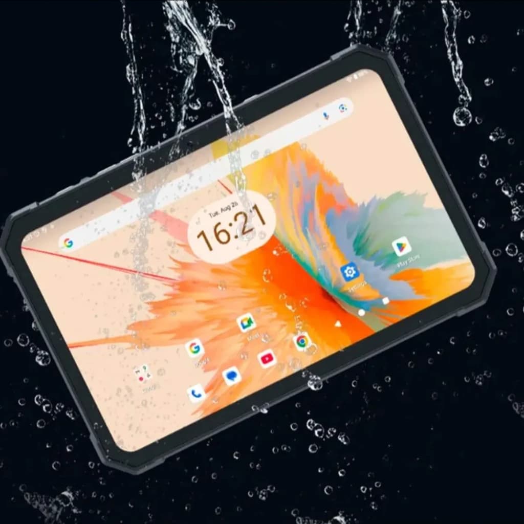 Tableta robusta negra con marco reforzado, pantalla táctil brillante y gotas de agua salpicando, interfaz Android con iconos visibles y bordes amortiguados