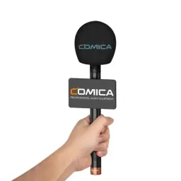 Émetteur UHF portable Comica HR-WM avec capsule supercardioïde, poignée noire, bonnet anti-vent en mousse COMICA et badge micro rectangulaire amovible
