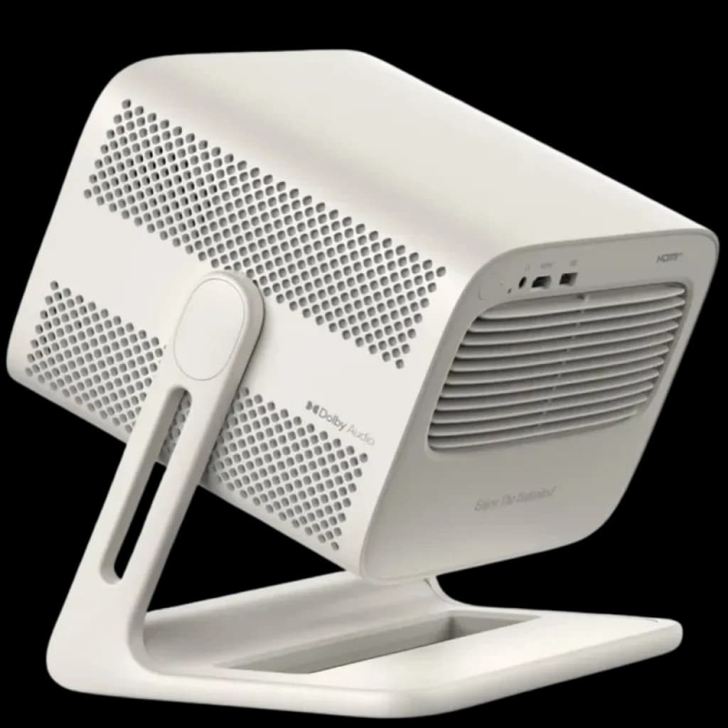 Proyector portátil blanco con rejillas laterales, soporte ajustable en base, frontal con ventilación, puertos HDMI y USB, logotipo Dolby Audio visible