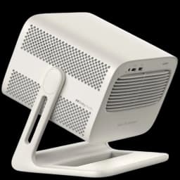 Proyector portátil blanco con rejillas laterales, soporte ajustable en base, frontal con ventilación, puertos HDMI y USB, logotipo Dolby Audio visible