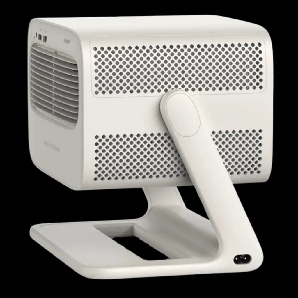 Proyector portátil blanco con soporte en forma de L, rejillas de ventilación laterales y traseras, diseño compacto y minimalista, puerto de energía trasero