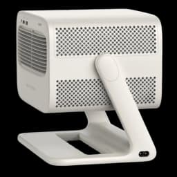 Proyector portátil blanco con soporte en forma de L, rejillas de ventilación laterales y traseras, diseño compacto y minimalista, puerto de energía trasero