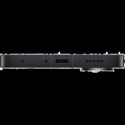 Borde inferior del Xiaomi Poco X8 Pro Max 5G negro con puerto USB-C centrado, micrófonos, rejilla de altavoz y módulo de cámara sobresaliente en el borde