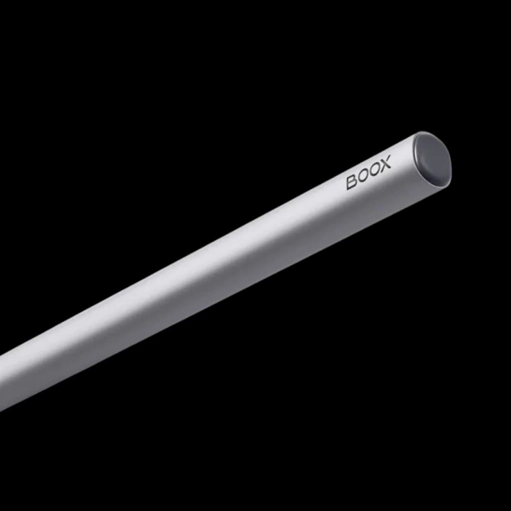 Lápiz BOOX InkSense Plus plateado con cuerpo cilíndrico, punta fina y botón lateral discreto; diseño magnético minimalista para escritura precisa