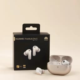 Huawei FreeBuds Pro 5 Branco com estojo de carregamento aberto ao lado da caixa; design moderno em branco perolado e formato intra-auricular elegante