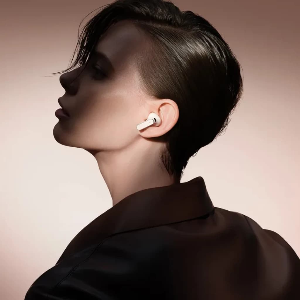 Huawei FreeBuds Pro 5 Branco no ouvido, design elegante e compacto, haste curta e acabamento brilhante, ajuste ergonômico discreto para uso diário