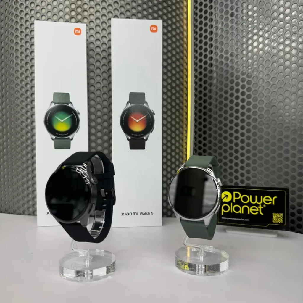 Xiaomi Watch 5 Verde Enebro con caja metálica, pantalla circular AMOLED sin bisel, corona lateral y correa de silicona negra con hebilla y ranuras ajustables - Ítem1