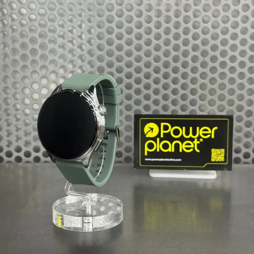 Xiaomi Watch 5 Verde Enebro com caixa metálica prateada, ecrã circular preto, coroa lateral e pulseira verde texturizada em silicone sobre suporte
