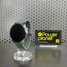Xiaomi Watch 5 Verde Enebro com caixa metálica prateada, ecrã circular preto, coroa lateral e pulseira verde texturizada em silicone sobre suporte