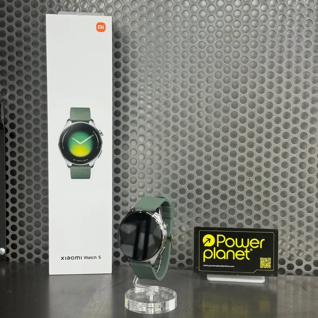 Xiaomi Watch 5 Verde Enebro con caja metálica, pantalla circular AMOLED sin bisel, corona lateral y correa de silicona negra con hebilla y ranuras ajustables - Ítem3