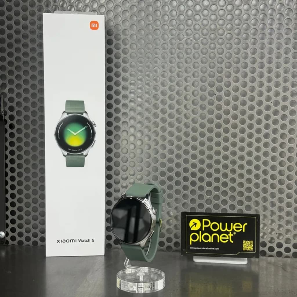 Xiaomi Watch 5 Verde Enebro com caixa prateada, mostrador circular preto, pulseira verde fosca e GPS integrado; embalagem branca ao fundo.