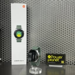 Xiaomi Watch 5 Verde Enebro com caixa prateada, mostrador circular preto, pulseira verde fosca e GPS integrado; embalagem branca ao fundo.