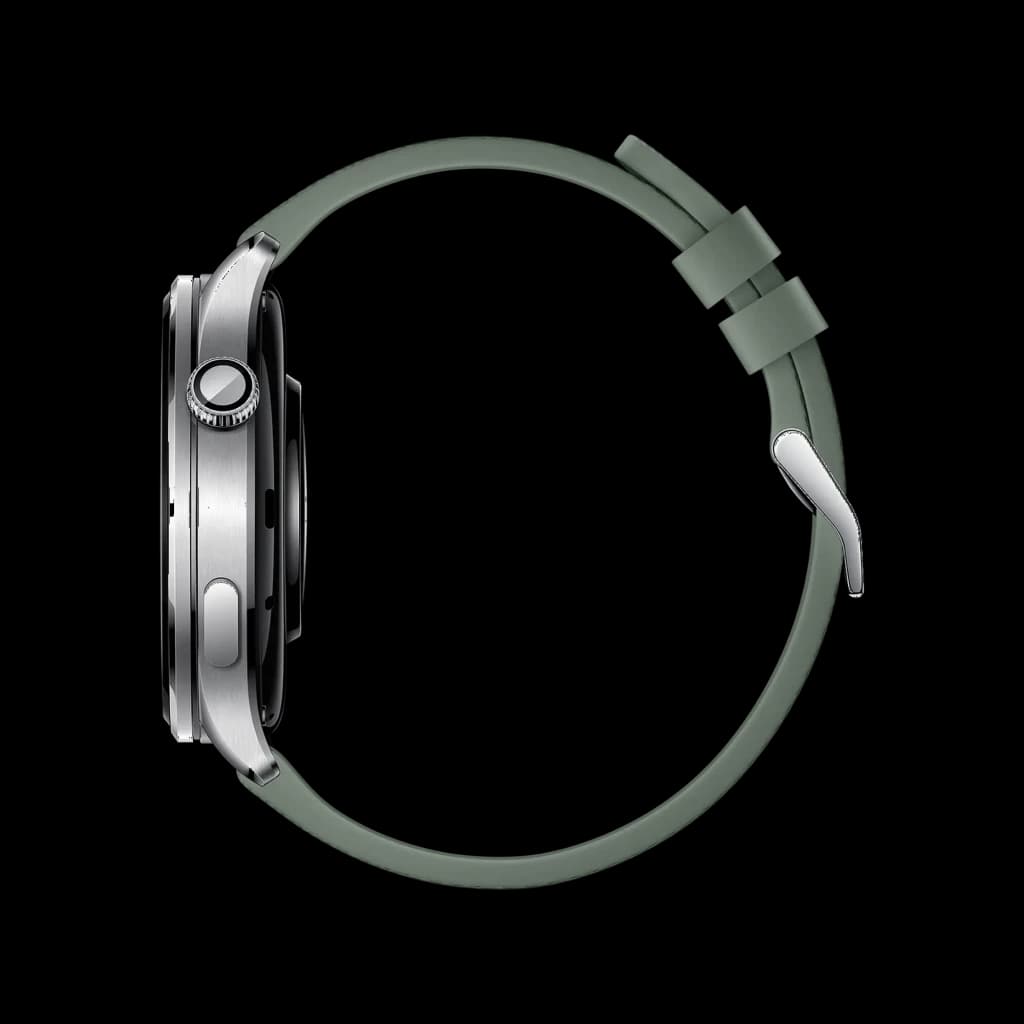 Xiaomi Watch 5 Verde Enebro com caixa prateada, coroa lateral texturizada, botão retangular e pulseira verde de silicone com fivela metálica