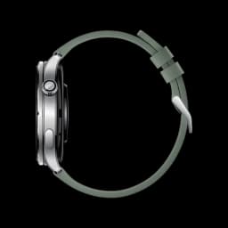 Xiaomi Watch 5 Verde Enebro com caixa prateada, coroa lateral texturizada, botão retangular e pulseira verde de silicone com fivela metálica