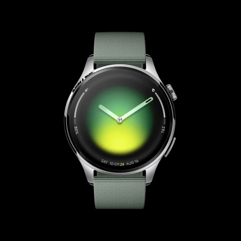 Xiaomi Watch 5 Verde Enebro com caixa prateada, mostrador circular gradiente verde-amarelo, ponteiros minimalistas e pulseira têxtil verde com textura
