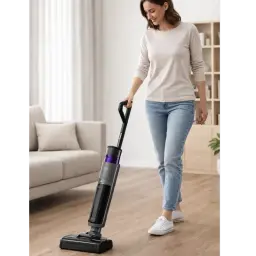 Aspirador sem fios Eureka New 480 GX6 2 em 1 em uso no chão de madeira, design vertical com tubo preto e detalhe roxo, base larga e reservatório transparente