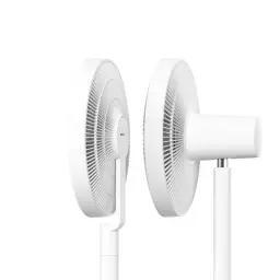 Tête de ventilateur blanche circulaire avec grille fine, dos illustrant le port USB-C et la fixation réglable sur pied mince, design minimaliste et épuré