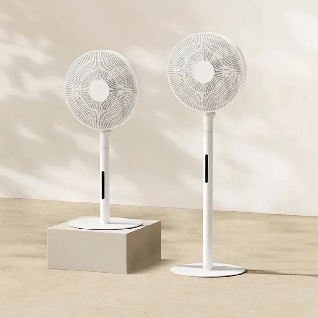 Ventilateur sur pied blanc au design épuré, grille fine, hauteur réglable, base ovale stable, colonne fine avec indicateur noir, style minimaliste moderne