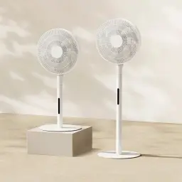 Ventilateur sur pied blanc au design épuré, grille fine, hauteur réglable, base ovale stable, colonne fine avec indicateur noir, style minimaliste moderne