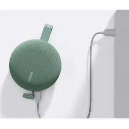 Enceinte portable Xiaomi ronde vert menthe, tissu maillé, sangle verte, logo discret, câble tressé USB branché, design compact et moderne IP66